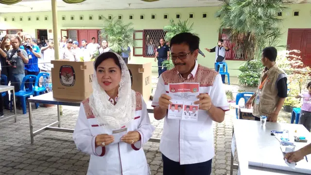 Djarot Saiful Hidayat mencoblos