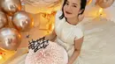 Merayakan ulang tahunnya, Beby Tsabina tampil dengan gaun bak Princess. Terlihat ia pun memegang kue ulang tahun yang cukup besar dan buket bunga mawar putihnya. [@bebytsabina]