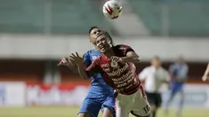 Gelandang Bali United, Hariono (depan) harus didorong oleh striker Persib Bandung, Wander Luiz Queiroz Dias, dalam laga Grup D Piala Menpora 2021 di Stadion Maguwoharjo, Sleman. Rabu (24/3/2021). Bali United bermain Imbang 1-1 dengan Persib. (Bola.com/Arief Bagus)