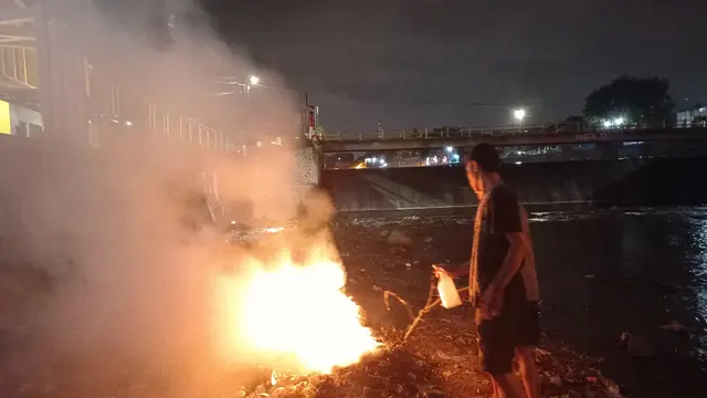 Pembakaran sampah di malam hari oleh warga sekitar Kali Code Rabu (12/9/2023).