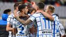 Para pemain Inter Milan merayakan gol yang dicetak oleh Romelu Lukaku ke gawang Fiorentina pada laga Coppa Italia di Stadion Artemio Franchi, Rabu (13/01/2021). Inter Milan menang dengan skor 2-1. (Jennifer Lorenzini/LaPresse via AP)
