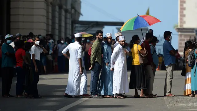 Warga Rela Antre Panjang demi Bisa Masuk Istana Sri Lanka