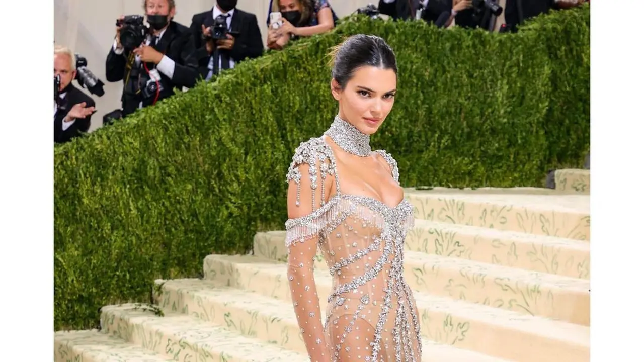 Tren Gaun Tembus Pandang yang Tidak Pernah Absen di Met Gala 2021