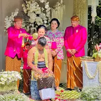 Putra bungsu Presiden Joko Widodo atau Jokowi, Kaesang Pangarep, menjalani prosesi siraman jelang pernikahan. (Tim Media Pernikahan Kaesang-Erina)