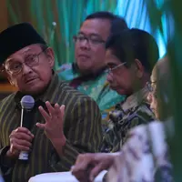 Presiden RI ketiga, BJ Habibie memberikan penjelasan saat peresmian nama gedung Bappenas, Jakarta, (23/9). Nama tersebut di ambil dari mendiang Prof. Dr. Widjojo Nitisastro yang berperan dalam pembangunan Indonesia 1927-2012 . (Liputan6.com/Angga Yuniar)