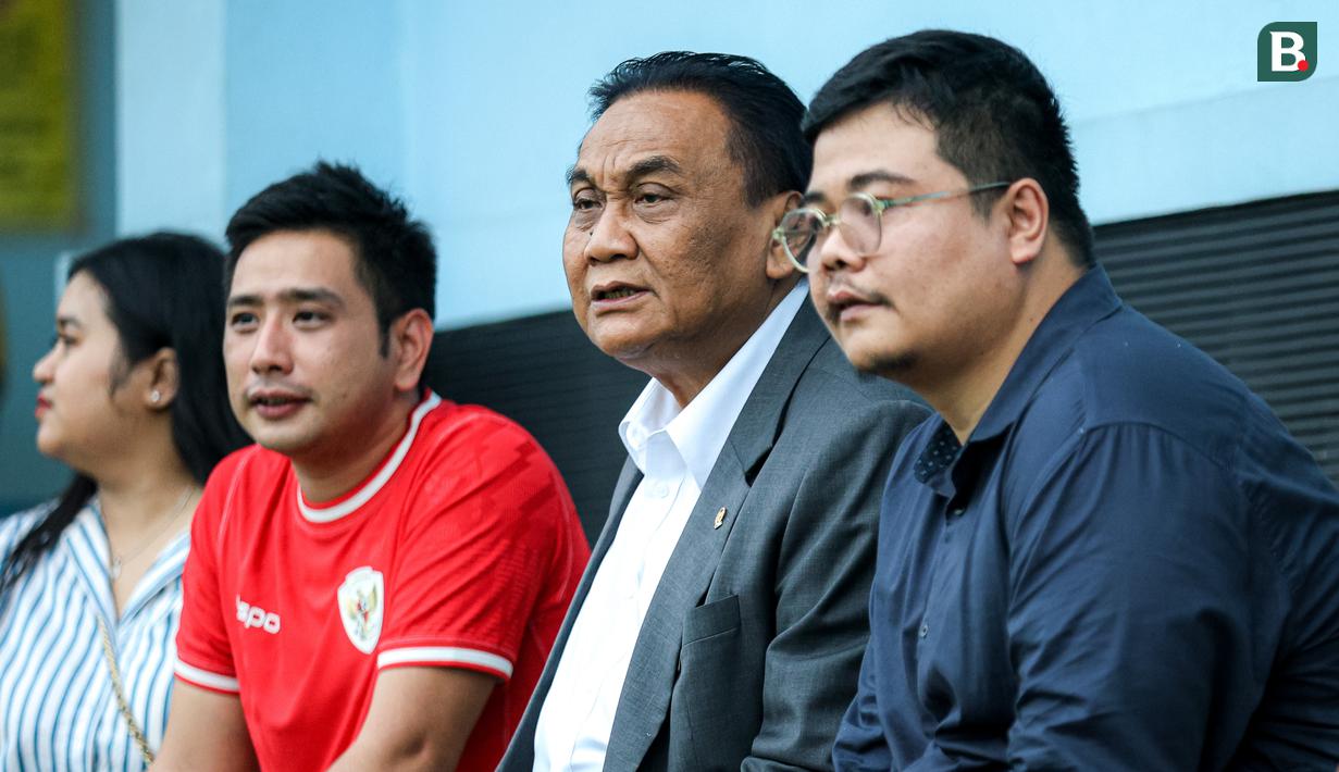 Salah satu founder Korea-Korea Selecao, Bambang Wuryono atau akrab disapa Bambang Pacul saat meninjau langsung laga uji coba melawan Akademi Sepak Bola Intinusa Olah Prima (ASIOP) di Lapangan Sutasoma, Halim, Jakarta Timur, Selasa (18/11/2024). (Bola.com/Bagaskara Lazuardi)