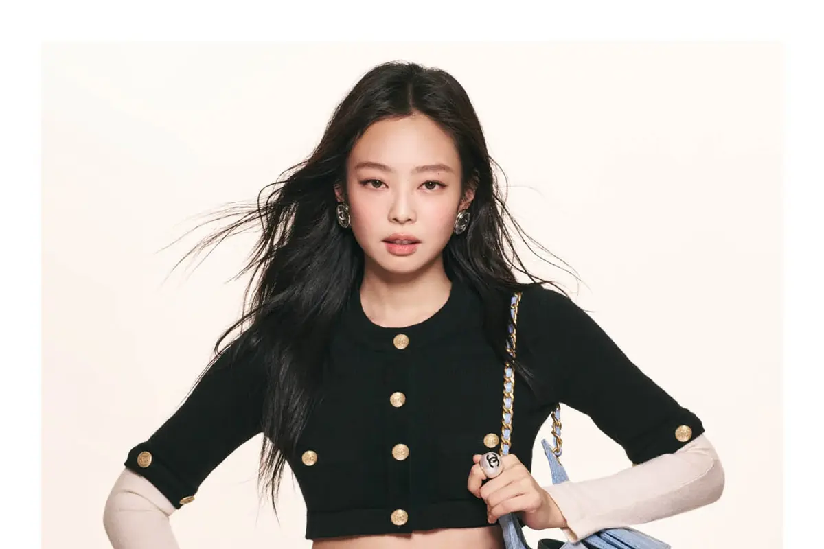 Dari Partner Duet sampai Fashion, 8 Adu Gaya Dua Lipa-Jennie BLACKPINK Bintangi Kampanye CHANEL 25 Handbag