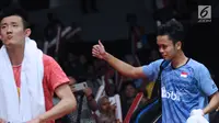 Tunggal putra Indonesia, Anthony Sinisuka Ginting (kanan) usai mengalahkan Chen Long (China) pada perempat final Indonesia Masters 2018 di Istora Senayan, Jakarta, Jumat (26/1). Anthony unggul 21-11 16-21 21-18. (Liputan6.com/Helmi Fithriansyah)
