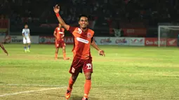 Ekspresi pemain Borneo FC, Arpani, setelah mencetak gol pertama ke gawang Persib dalam laga leg pertama perempatfinal Piala Presiden 2015 di Stadion Segiri, Samarinda, Minggu (20/9/2015). (Bola.com/M. Ridwan)
