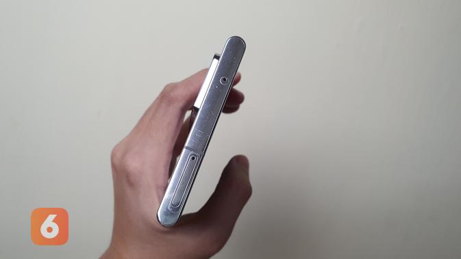 Pada sisi atas Galaxy Note20 Ultra, terdapat slot SIM card yang bisa dibuka dengan ejector.(Liputan6.com/ Agustin Setyo W)