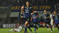 Bek tengah Arema Cronus, Kiko Insa merayakan gol yang ia cetak ke gawang Surabaya United pada babak 8 besar Grup E Piala Jenderal Sudirman di Stadion Maguwoharjo, Sleman, Sabtu (19/12/2015). Arema menang 3-1 atas Surabaya United. (Bola.com/Zaidan Nazarul)