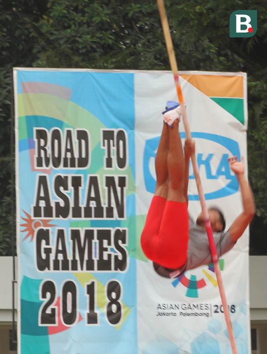 Seorang atlet lompat galah melompat saat latihan perdana di Stadion Madya Senayan, Jakarta, Selasa (13/3/2018). Pelatnas Asian Games 2018 PB PASI kembali dipusatkan di Stadion Madya Senayan. (Bola.com/Asprilla Dwi Adha)