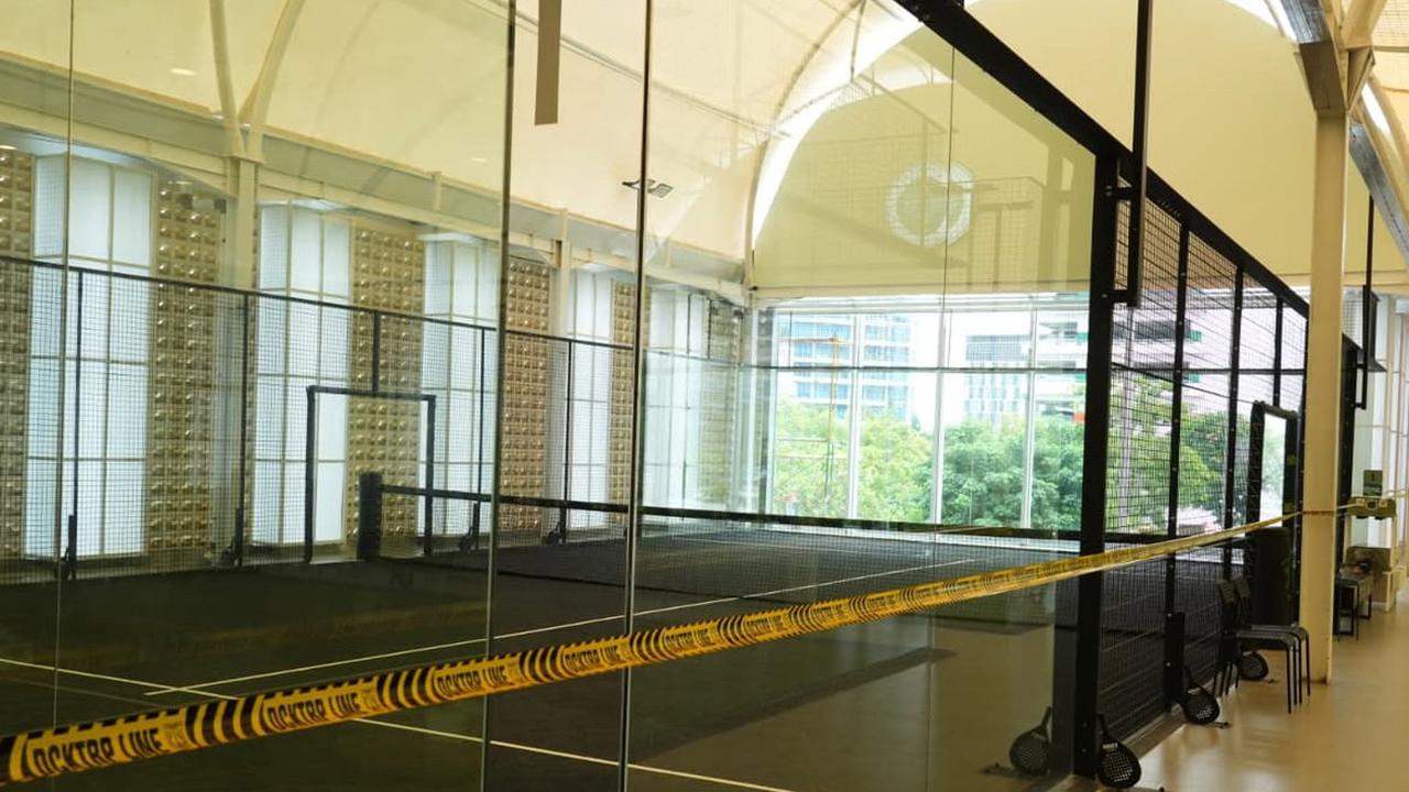 Pemkot Jakbar menyegel lapangan MMT Padel di Jalan Puri Ayu, Kembangan.