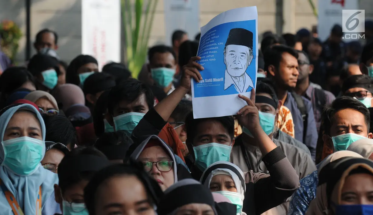 Koalisi dari berbagai masyarakat sipil antikorupsi dan wadah pegawai KPK melakukan aksi di Gedung KPK, Jumat (30/8/2019). Mereka mendesak panitia seleksi calon pimpinan (Capim) KPK memilih yang bersih dan berintegritas tidak bermasalah. (merdeka.com/Dwi Narwoko)