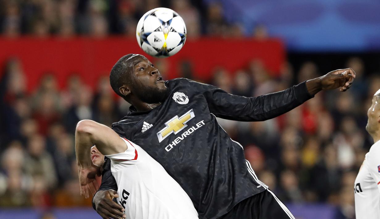Pemain Manchester United, Romelu Lukaku berebut bola dengan dua pemain Sevilla pada laga 16 besar Liga Champions di Ramon Sanchez Pizjuan stadium, Seville, (21/2/2018). Babak pertama berakhir imbang 0-0.(AP/Miguel Morenatti)