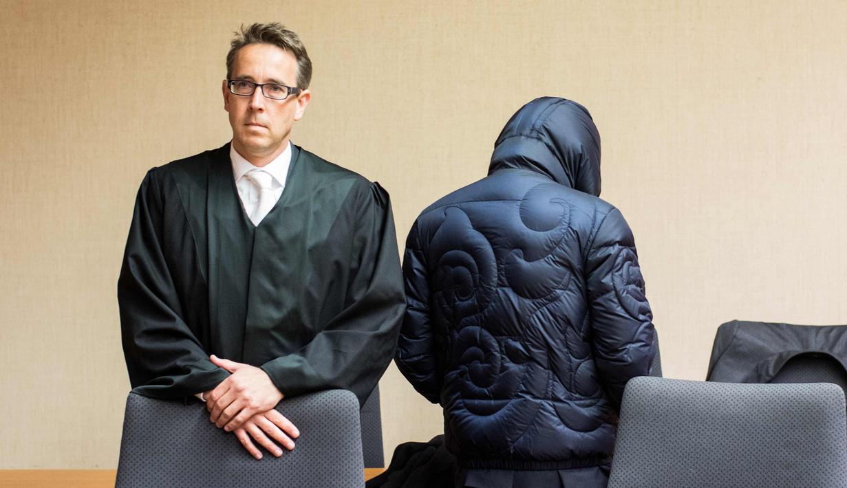 Mantan agen rahasia Werner Mauss (kanan) berdiri bersama pengacaranya Daniel Fischer saat menjalani persidangan di pengadilan Bochum, Jerman barat, (5/10). Werner Mauss dihukum dua tahun penjara karena pengelapan pajak. (AFP Photo/Marcel Kusch)