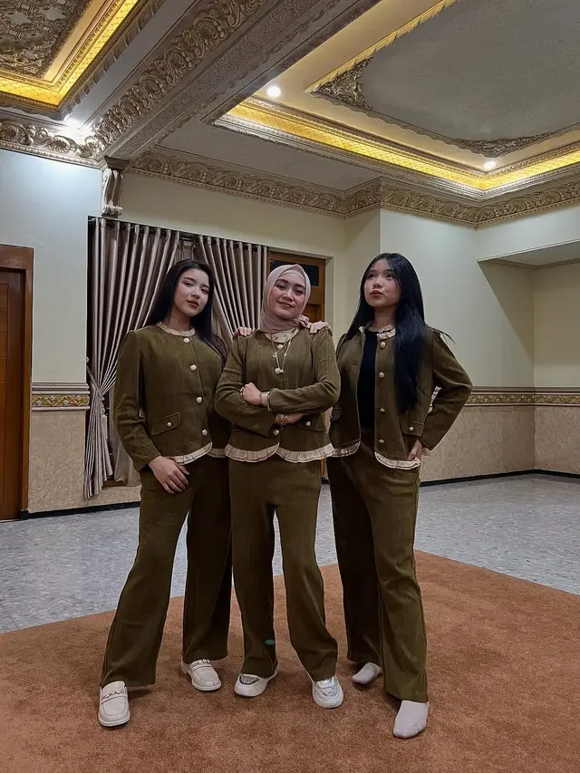 6 Potret Tiara Andini Bareng Ibu dan Adik di Momen Lebaran, Gaya Selalu Kocak