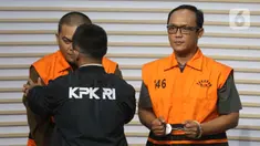 Bupati Lampung Tengah, Ardito Wijaya (kanan) saat dihadirkan pada rilis penetapan status tersangka sekaligus penahanan di Gedung Merah Putih Komisi Pemberantasan Korupsi (KPK), Jakarta, Kamis (11/12/2025). KPK menetapkan Bupati Lampung Tengah Ardito Wijaya sebagai tersangka dalam kasus penerimaan hadiah/janji terkait pengadaan barang/jasa serta penerimaan lainnya (gratifikasi) di lingkungan Pemerintah Kabupaten Lampung Tengah Tahun 2025. (Liputan6.com/Helmi Fithriansyah)
