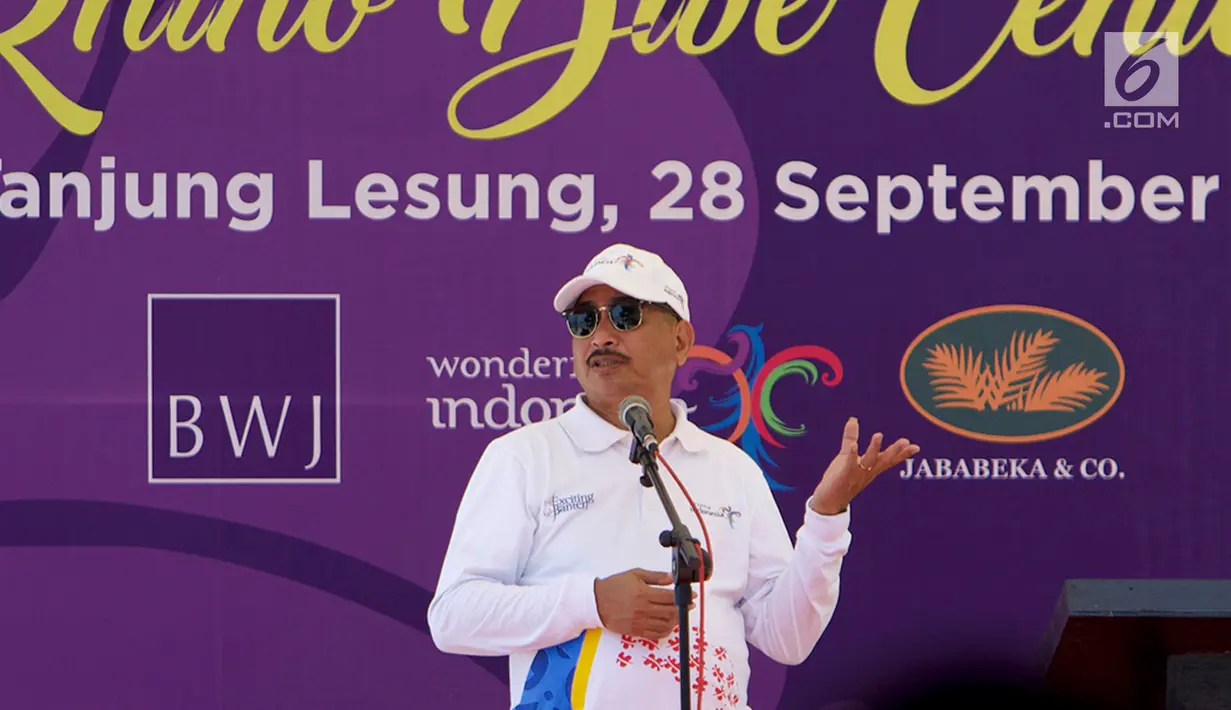 Menteri Pariwisata Arief Yahya memberikan sambutan pada pembukaan Festival Pesona Tanjung Lesung di Pandeglang, Banten (28/9). Festival yang mengusung Sport and Adventure memadukan budaya dan wisata olah raga. (Liputan6.com/HO/Nick)