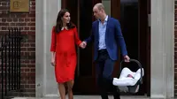 Pangeran William dan Kate Middleton bergandengan tangan saat meninggalkan Rumah Sakit St Mary's di London, Senin (23/4). Pangeran William dan Kate Middleton tampak bergandengan tangan saat berjalan ke arah mobilnya. (AP/Kirsty Wigglesworth)