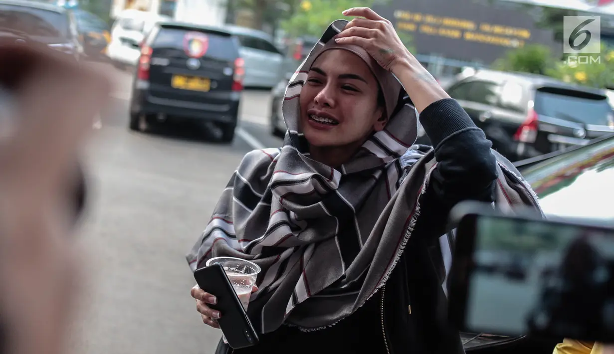 Aktris Nikita Mirzani tiba di Polres Metro Jakarta Selatan, Rabu (24/10). Nikita akan menjalani pemeriksaan sebagai pelapor. Ia tidak terima disebut telah memeras Sam Aliano sebesar Rp 5 miliar. (Liputan6.com/Faizal Fanani)