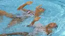 Perenang indah Indonesia, Adela Amanda Nirmala dan Claudia M. Suyanto, sedang beraksi di nomor Duet Technical Routine. (Bola.com/Arief Bagus) 