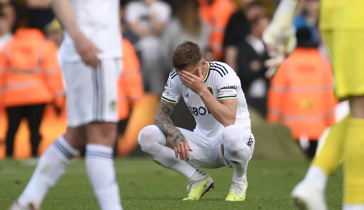 Reaksi kecewa bek Leeds United, Liam Cooper setelah timnya dikalahkan Tottenham Hotspur pada laga Liga Inggris 2022/2023 di Elland Road, Leeds (28/5/2023). Leeds United harus terdegradasi dari Premier League karena hanya menempati posisi ke-19 dari 20 kontestan pada akhir musim 2022/2023. Premier League sendiri memiliki regulasi untuk mendegradasi 3 tim terbawah tiap musimnya. Leeds United pernah menjuarai Liga Inggris (sebelum era Premier League) sebanyak 3 kali pada 1968/1969, 1972/1973 dan 1991/1992. (AFP/Oli Scarff)