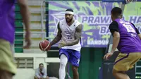 Klub basket Prawira Bandung meraih kemenangan atas Tangerang Hawks Banten dengan skor 66-56 pada IBL Tune-Up Games yang digelar di GOR C-tra Prawira Arena, Bandung, Rabu (4/12/2024).