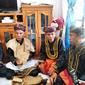Depati Talam memperlihatkan naskah melayu kuno dalam acara Kenduri Sko Tanjung Tanah. (Liputan6.com/ Novia Harlina)
