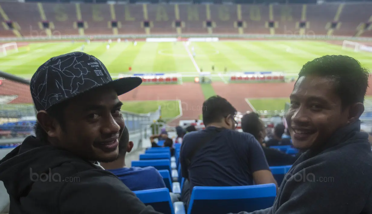Pemain Timnas Indonesia, Evan Dimas bersama Ilham Udin Armaiyn, menonton laga Liga Premier Malaysia antara Felcra FC melawan PDRM di Stadion Shah Alam, Selangor, Jumat (2/2/2018). Kedua klub bermain imbang 1-1. (Bola.com/Vitalis Yogi Trisna)