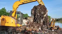 Bersih-Bersih Pantai Mayangan Probolinggo, Sampah Boneka hingga Pakaian Berserakan