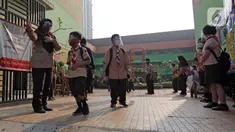 Para siswa bersiap melakukan uji coba kegiatan belajar tatap muka di SDN Kenari 07/08 Pagi, Jakarta, Rabu (9/6/2021). SDN Kenari 07/08 Pagi menjadi salah satu dari 226 sekolah di Jakarta yang ditetapkan sebagai tempat uji coba kegiatan belajar tatap muka tahap kedua. (Liputan6.com/Herman Zakharia)