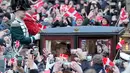 Raja Denmark Frederik X tampak emosional saat ia melambai kepada ribuan orang yang berkumpul di Ibu Kota Kopenhagen untuk menyaksikan dimulainya era baru. Sebelumnya, rapat kabinet digelar di Istana Christiansborg yang beragendakan penandatanganan dokumen pengunduran diri Ratu Margrethe II dan menyerahkan mahkota kepada Frederik. (AP Photo/Martin Meissner)