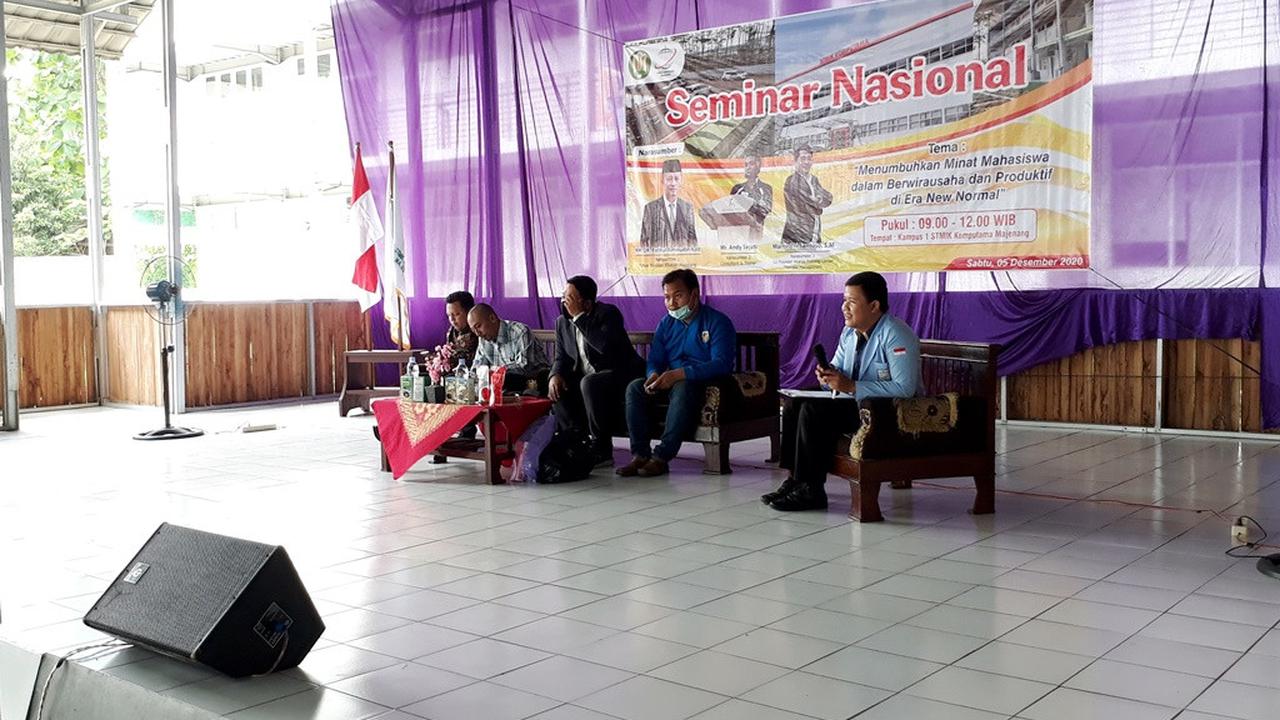 Seminar Nasional ‘Menumbuhkan Minat Mahasiswa dalam Berwirausaha dan Produktif di Era New Normal' yang digelar di Kampus 1 STMIK Komputama Majenang, Cimanggu, Kabupaten Cilacap, Jawa Tengah, Sabtu (5/12/2020). (Foto: Liputan6.com/Muhamad Ridlo)