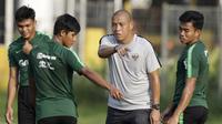 Asisten pelatih Timnas Indonesia U-22, Nova Arianto, memberikan arahan saat latihan di Lapangan ABC Senayan, Jakarta, Kamis (14/2). Latihan ini merupakan persiapan terakhir jelang Piala AFF U-22 2019 di Kamboja. (Bola.com/M. Iqbal Ichsan)