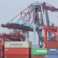 Aktivitas di Jakarta International Container Terminal, Jumat (15/3). BPS mencatat impor pada Februari 2019 turun tajam 18,61 persen menjadi US$12,2 miliar dibanding bulan sebelumnya US$14,99 miliar. (Liputan6.com/Helmi Fithriansyah)