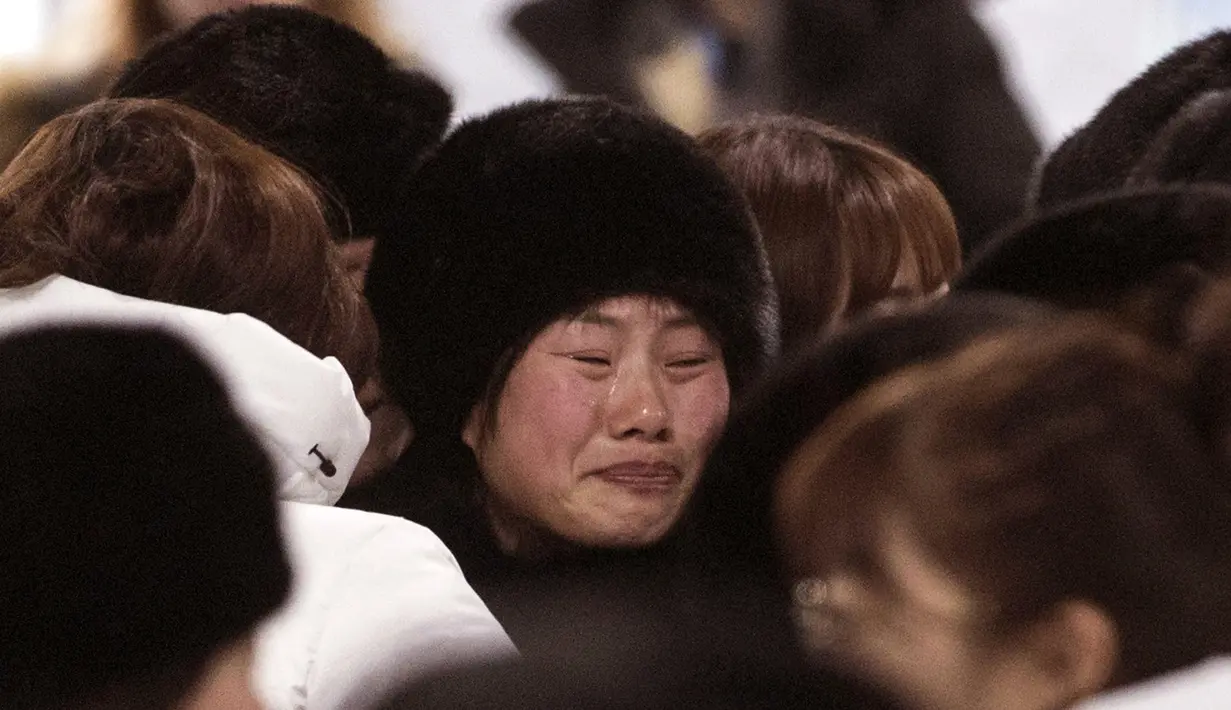 Pemain tim hoki wanita Korea Utara menangis saat akan kembali ke negaranya usai mengikuti Olimpiade Pyeongchang di Olympic Village, Gangneung, Korea Selatan, Senin (26/2). (Yun Dong-jin/Yonhap via AP)