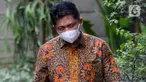 Kepala Badan Pelayanan Pajak Daerah (BPPD) Sidoarjo Ari Suryono kembali memasuki gedung Merah Putih Komisi Pemberantasan Korupsi (KPK) Jakarta usai istirahat salat Jumat (2/2/2024). (Liputan6.com/Herman Zakharia)