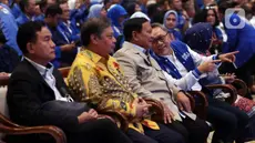 Ketua Umum Partai Amanat Nasional (PAN) Zulkifli Hasan (kanan) bersama Ketua Umum Partai Gerindra Prabowo Subianto (kedua kanan), Ketua Umum Partai Golkar Airlangga Hartarto (kedua kiri), dan Ketua Umum Partai Bulan Bintang Yusril Ihza Mahendra (kiri) saat menghadiri perayaan HUT ke-25 PAN di Jakarta, Senin (28/8/2023). Acara ini dihadiri 1.300 kader PAN. (Liputan6.com/Johan Tallo)