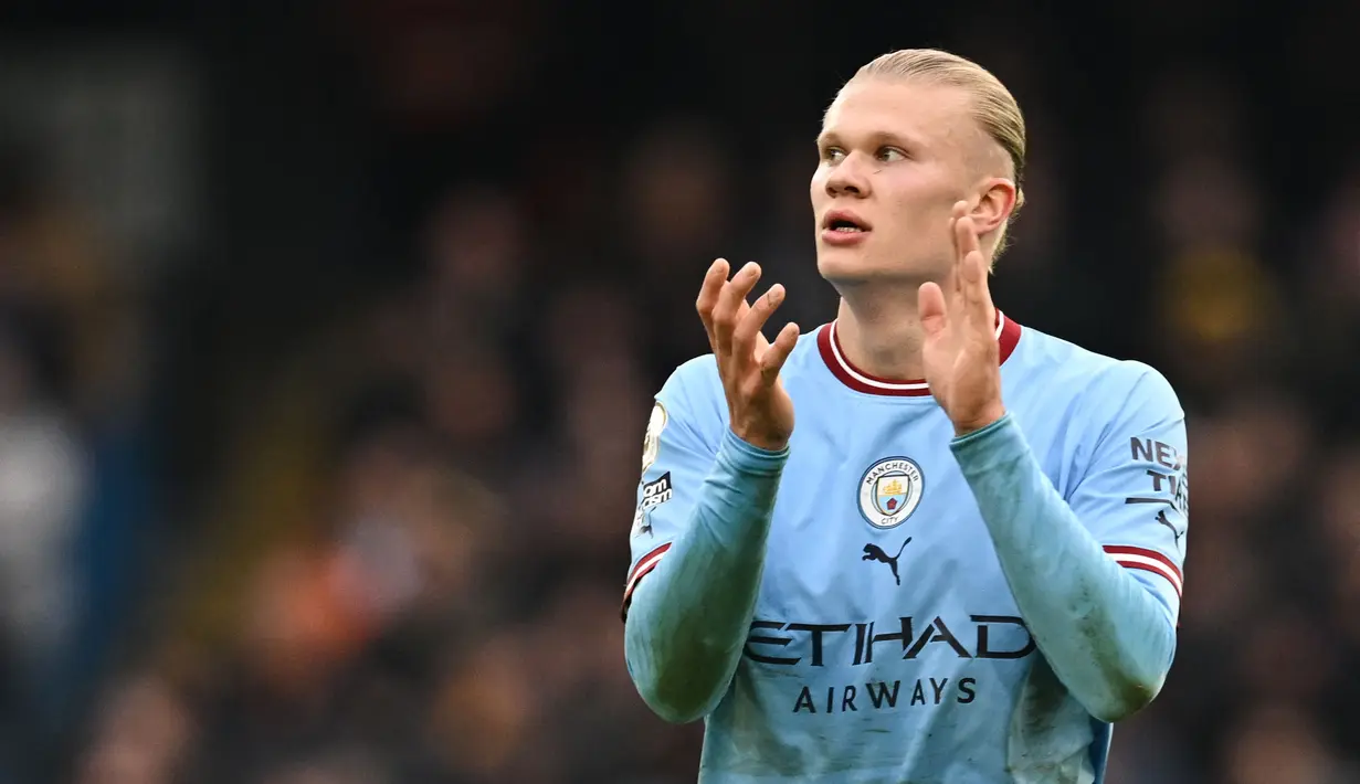 Pemain Manchester City, Erling Haaland memberikan tepuk tangan sambil berjalan keluar lapangan saat laga lanjutan Liga Inggris 2022/2023 melawan Wolves yang berlangsung di Etihad Stadium, Manchester, Minggu (22/01/2023) dini hari WIB. Sejauh ini, Haaland berhasil mencetak 25 gol dan menjadi top skor sementara di Liga Inggris 2022/2023. (AFP/Paul Ellis)