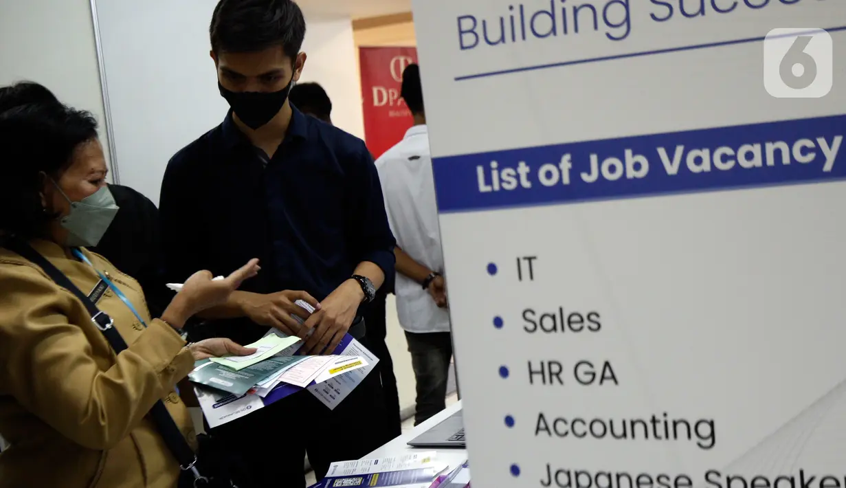 Pencari kerja berkonsultasi dengan penjaga salah satu stan perusahaan pada acara "Jakarta Job Fair" di Ratu Plaza, Jakarta, Senin (6/12/2021). Jakarta Job Fair tersebut di lima wilayah kota adminitrasi di Provinsi DKI Jakarta dari 6 hingga 14 Desember 2021. (Liputan6.com/Johan Tallo)