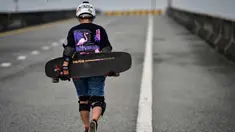 Foto pada 9 September 2020 menunjukkan longboarder dan penderita kanker Nongluck Chairuettichai, juga dikenal sebagai Jeab, selama sesi latihan di jalan raya yang belum selesai di Bangkok. Kegiatan ini dilakukan sebagai jalan pemulihan dari kanker payudara yang dideritanya. (Lillian SUWANRUMPHA/AFP)