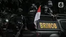 Aksi petugas kepolisian saat berupaya membubarkan massa aksi di depan Gedung DPR RI, Jakarta, Senin (11/4/2022). Situasi mulai memanas akibat sejumlah pengunjuk rasa melempari petugas dengan berbagai benda. (merdeka.com/Iqbal S Nugroho)