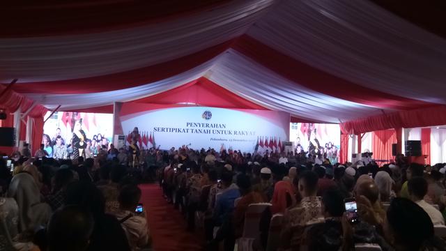 Penyerahan sertifikat tanah di Riau