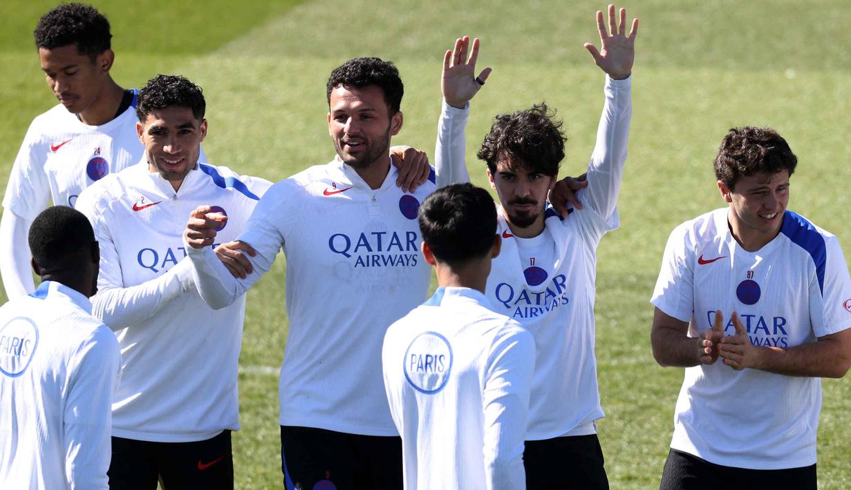 Dan, dari lima pertemuan terakhir dengan tim asal Inggris, PSG juga tidak pernah kalah. Tampak dalam foto, pemain Paris Saint-Germain, Achraf Hakimi, Goncalo Ramos, Vitinha dan Joao Neves (kiri ke kanan) menghadiri sesi latihan di Campus Paris Saint-Germain, Poissy, pinggiran barat Paris pada Selasa 7 April 2026. (FRANCK FIFE/AFP)