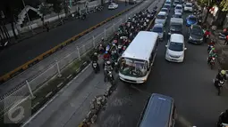 Sejumlah kendaraan bermotor nekat menerobos jalur Busway dikawasan Mampang, Jakarta, Senin (18/4/2016). Para penerobos memanfaatkan jalur busway agar terhindar dari macet. (Liputan6.com/Faizal Fanani)