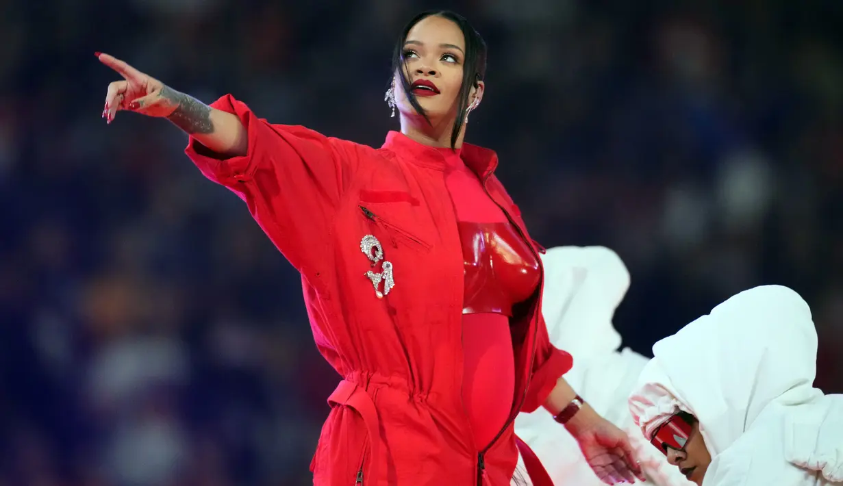 Rihanna tampil pada acara turun minum pertandingan sepak bola NFL Super Bowl 57 antara Kansas City Chiefs dan Philadelphia Eagles di Glendale, Arizona, Amerika Serikat, 12 Februari 2023. Sebelumnya, Rihanna menyambut anak pertamanya dengan A$AP Rocky yang berjenis kelamin laki-laki pada Mei 2022. (AP Photo/Ross D. Franklin)