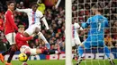 Pemain Crystal Palace Eberechi Eze (ketiga kiri) menendang bola saat melawan Manchester United pada pertandingan sepak bola Liga Inggris di Stadion Old Trafford, Manchester, Inggris, 4 Februari 2023. Manchester United mengalahkan Crystal Palace dengan skor 2-1. (AP Photo/Dave Thompson)