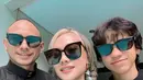 Bunga Citra Lestari dan keluarga tampil slay dengan busana muslim bernuansa hitam cokelat. Dipadu dengan kacamata hitam [@itsmebcl]