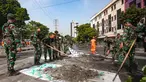 Personel Tentara Nasional Indonesia (TNI) dari unsur Kostrad dan Marinir membersihkan material sisa unjuk rasa di sekitar Simpang Pasar Senen, Jakarta, Minggu (31/8/2025). (merdeka.com/Arie Basuki)
